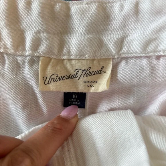 5/$25 Universal Threads White Shorts Size 16 - Picture 3 of 3